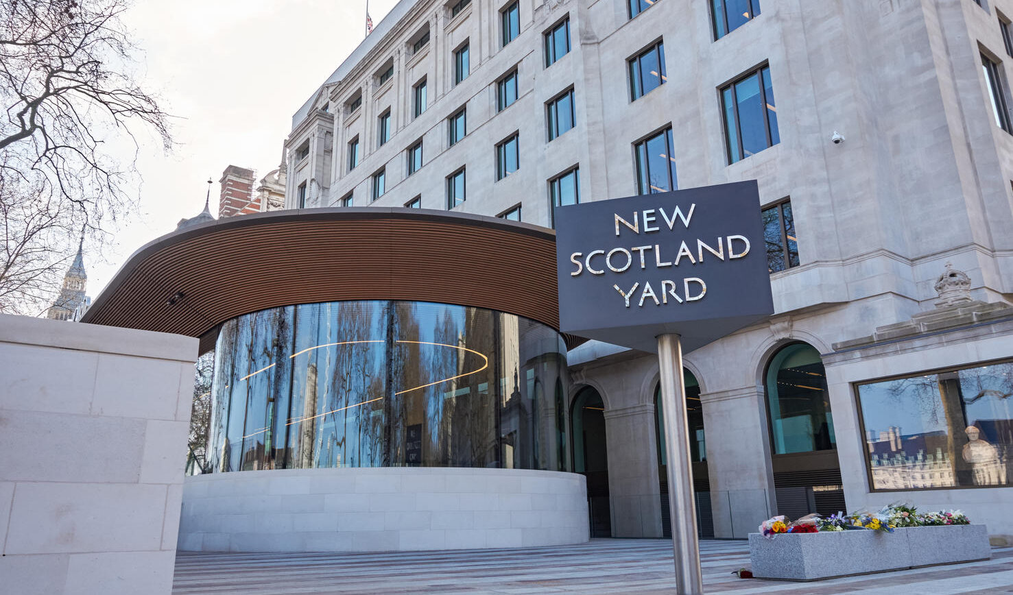 Regno Unito, arrestati tre estremisti di destra: progettavano un attentato contro una moschea Regno Unito, arrestati tre estremisti di destra: progettavano un attentato contro una moschea