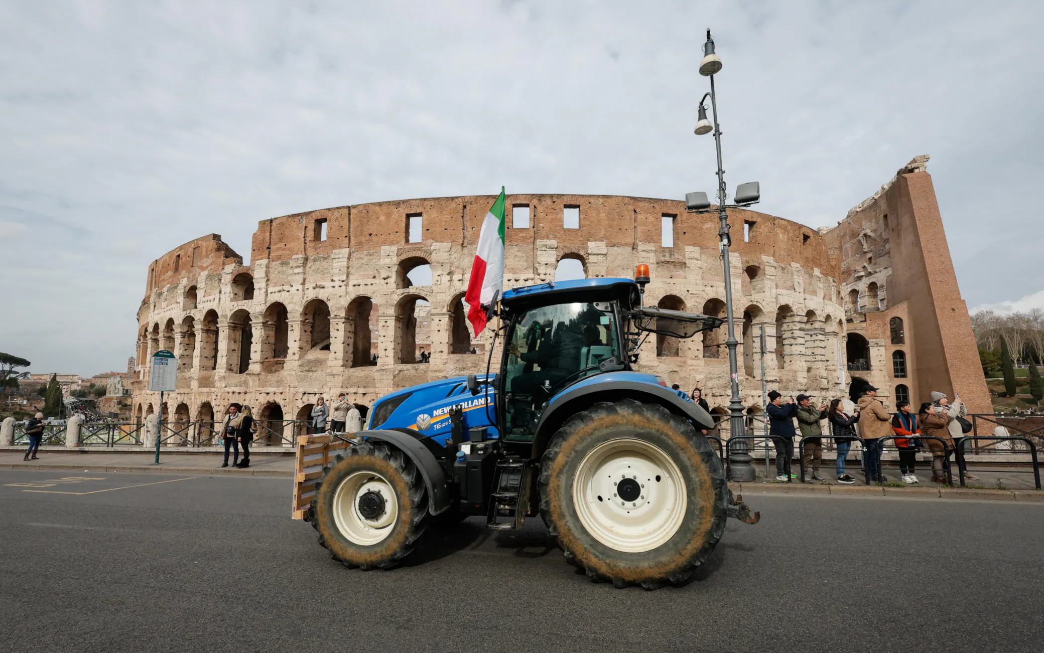 Agricoltori convocati a Palazzo Chigi, c'è anche Giorgia Meloni: 500 trattori in corteo sul Grande Raccordo Anulare