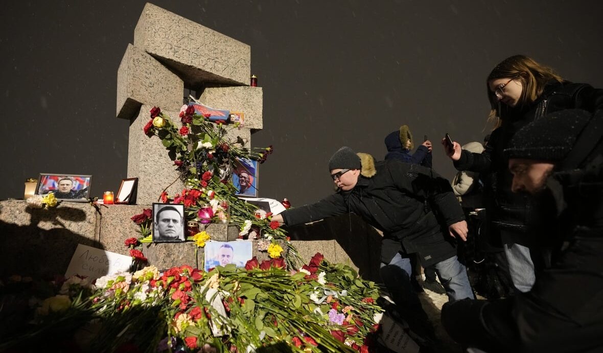 La madre di Navalny vince il braccio di ferro: i funerali per il dissidente morto nelle carceri di Putin venerdì a Mosca