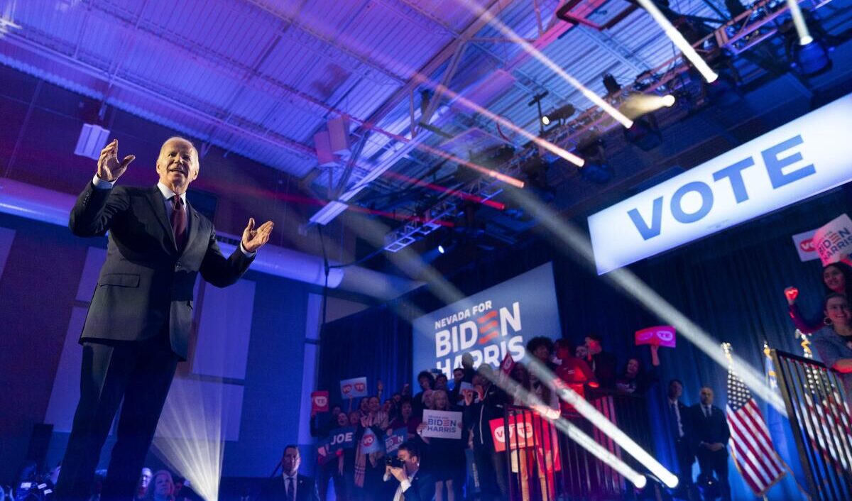 Biden confonde Macron con Mitterand: è solo l'ultima di una lunga serie di sfondoni