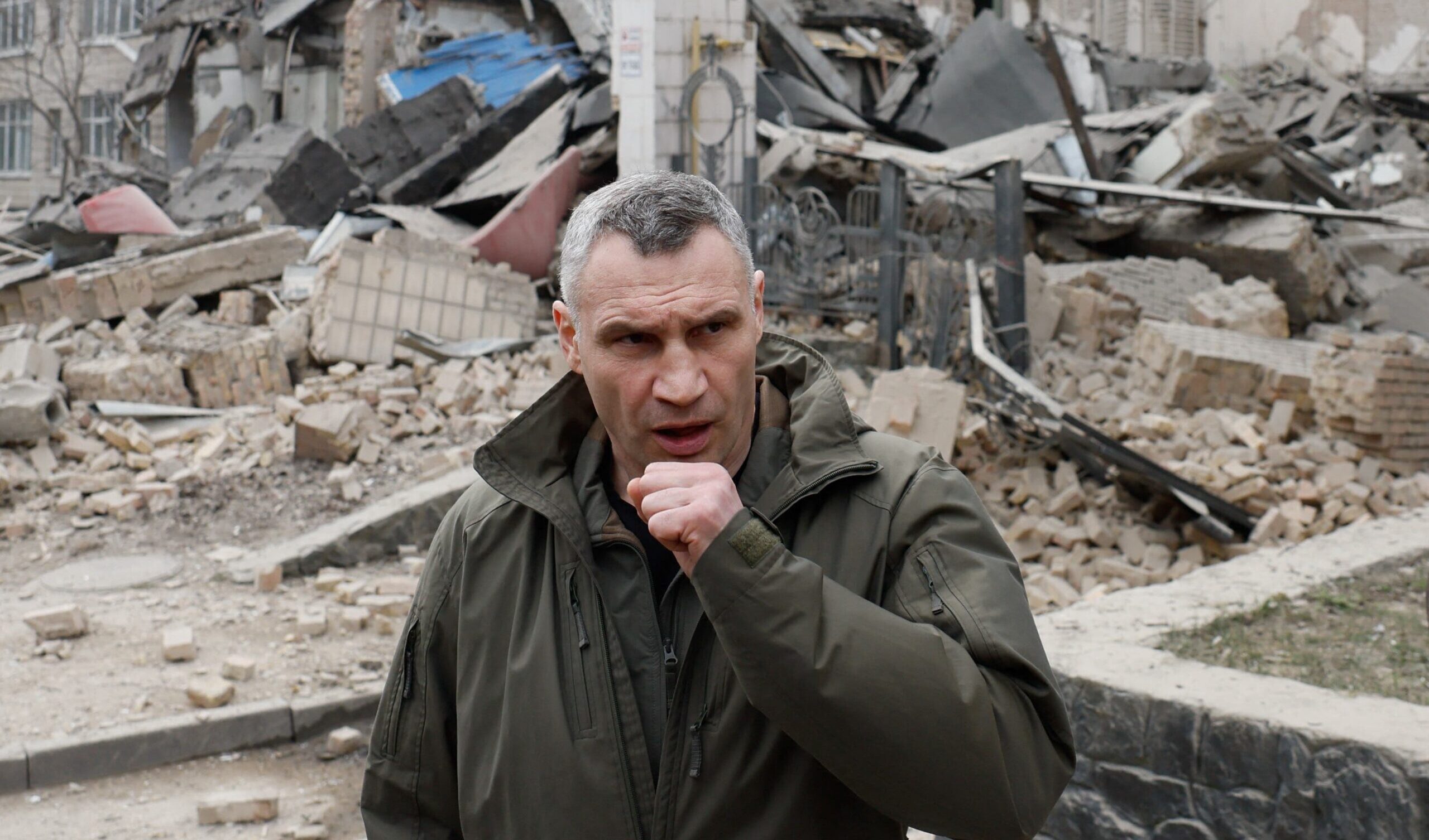 Mosca attacca Kiev con missili ipersonici: rappresaglia per la distruzione di due navi russe in Crimea