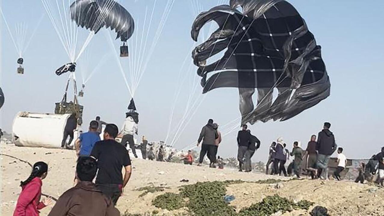 I palestinesi chiedono di interrompere i lanci aerei degli aiuti dopo che 12 persone sono annegate