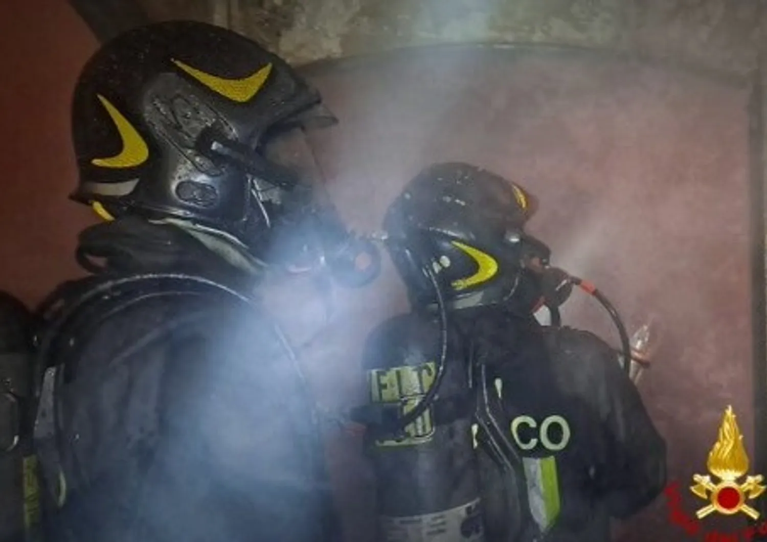 pompieri-incendio Rogo in un appartamento: muoiono la mamma 31enne, due gemellini di 2 anni e una figlia di 6