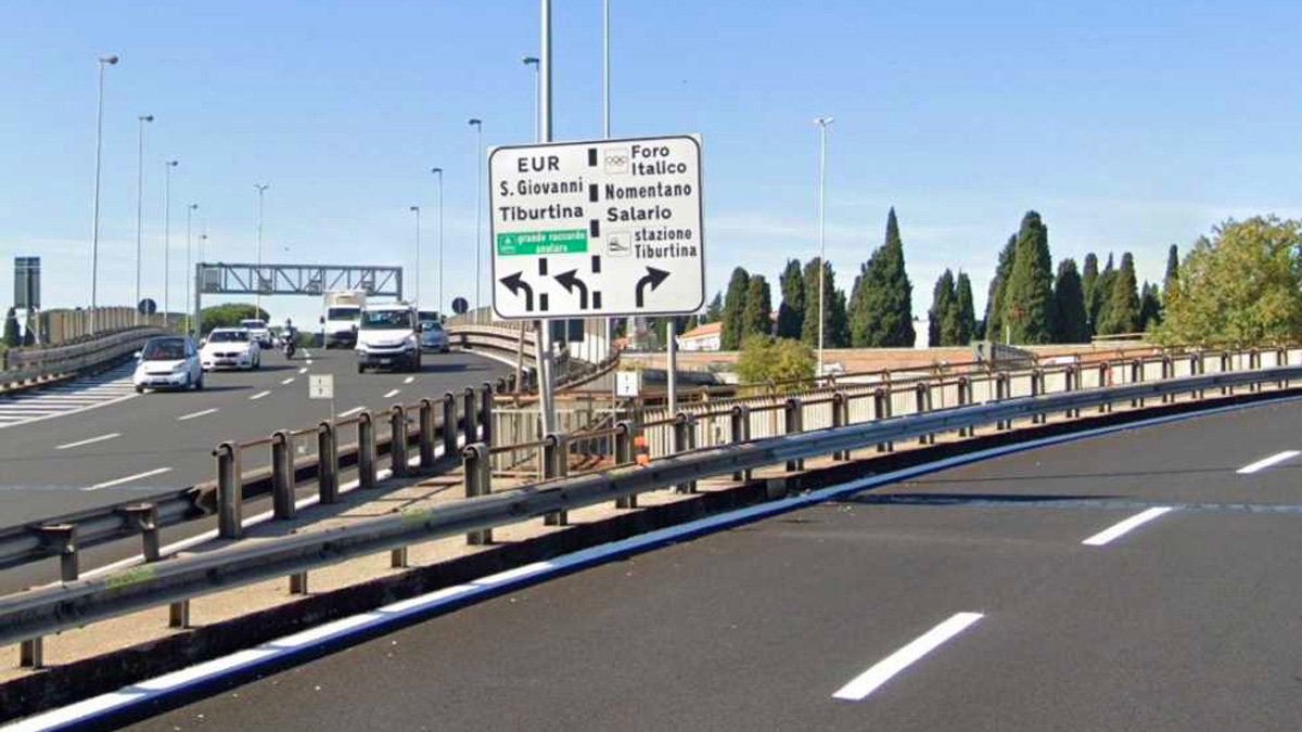 Una 85enne è stata investita e uccisa dopo essere scesa dalla sua auto in panne: è accaduto sulla Tangenziale Est