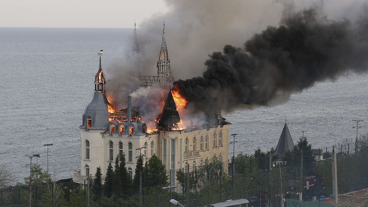 Bombe russe su Odessa, 5 civili uccisi e distrutto il “castello di Harry Potter”