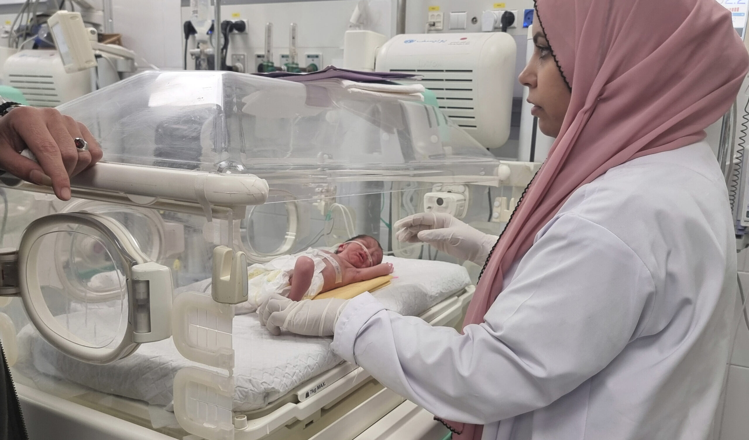 I medici di Gaza salvano una bambina dal grembo di sua madre uccisa dagli israeliani mentre era incinta I medici di Gaza salvano una bambina dal grembo di sua madre uccisa dagli israeliani mentre era incinta