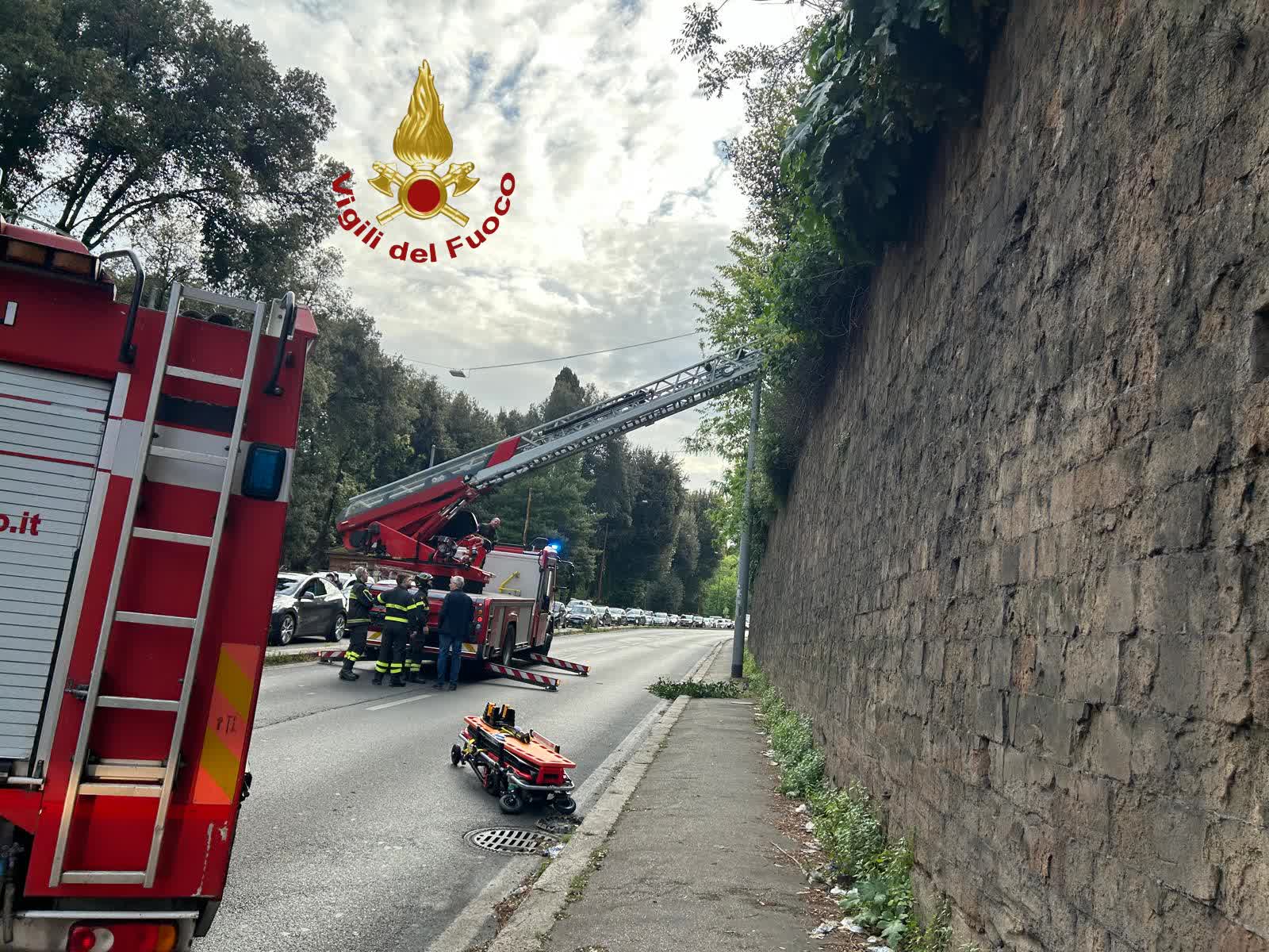 Una ragazza cade dalla terrazza del Pincio per 5 metri: a Villa Borghese si è sfiorata la tragedia