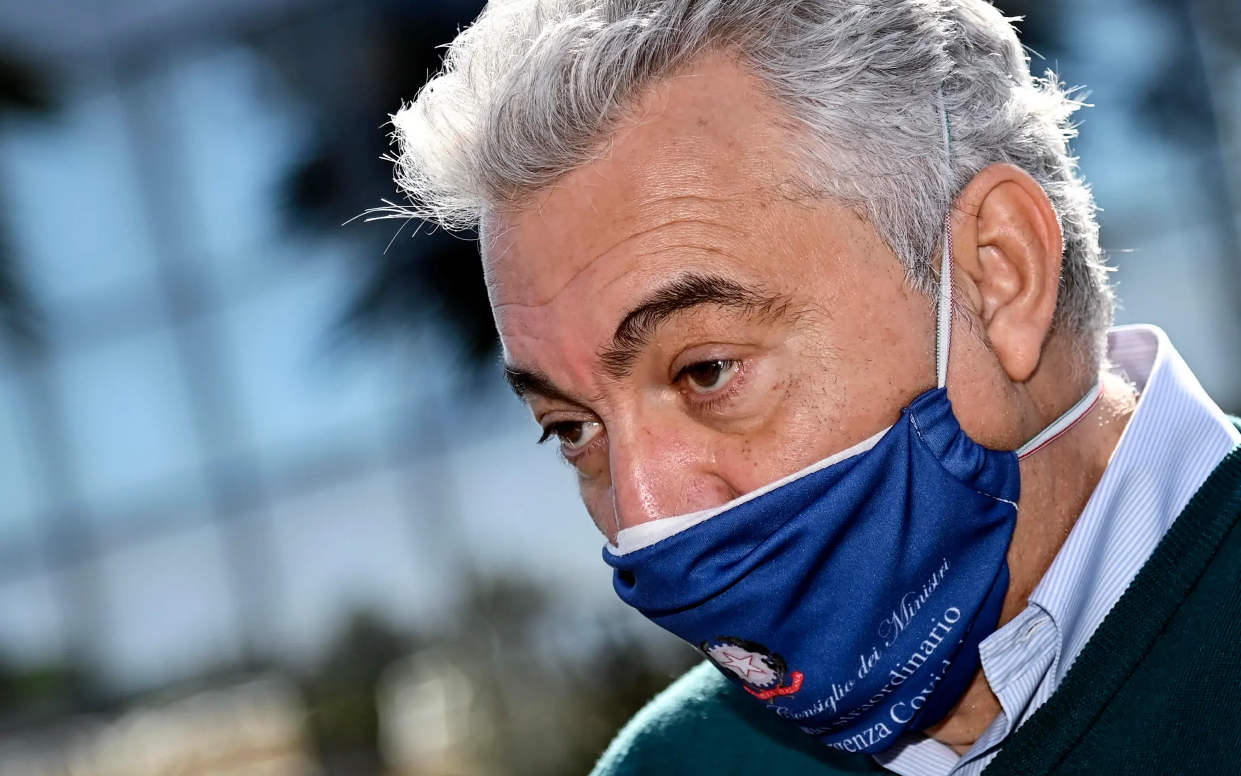 Inchiesta mascherine, la Procura chiede 1 anno e 4 mesi di carcere per Domenico Arcuri: le accuse dei Pm