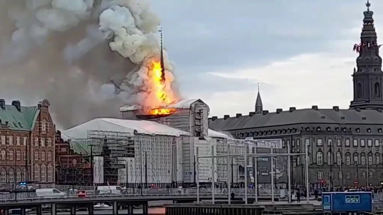 La vecchia Borsa di Copenhagen come Notre Dame: a fuoco l'edificio del 1625, evacuata la zona