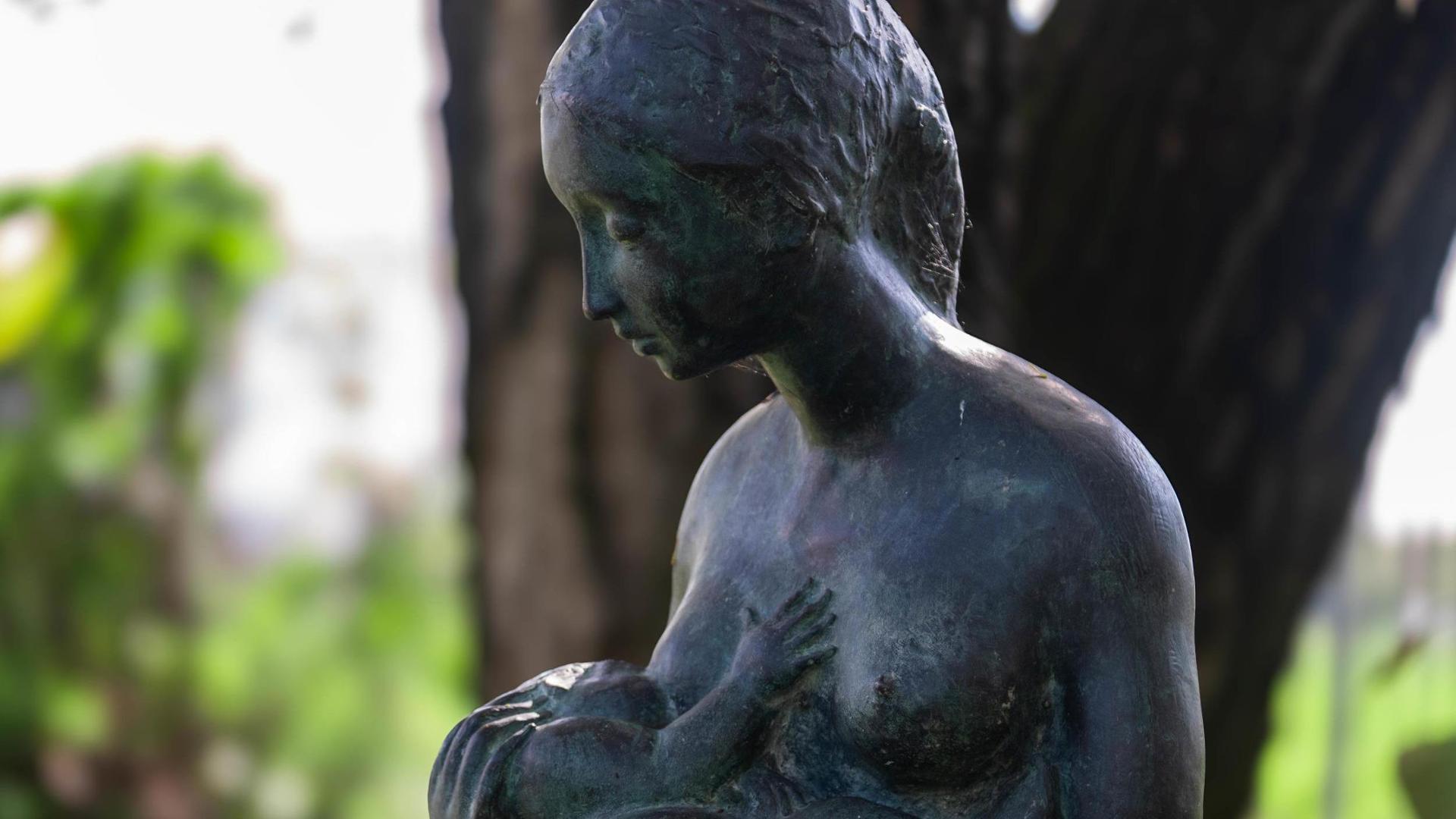 I pediatri milanesi scrivono a Sala sulla statua che allatta: "La maternità non può essere un tabù"