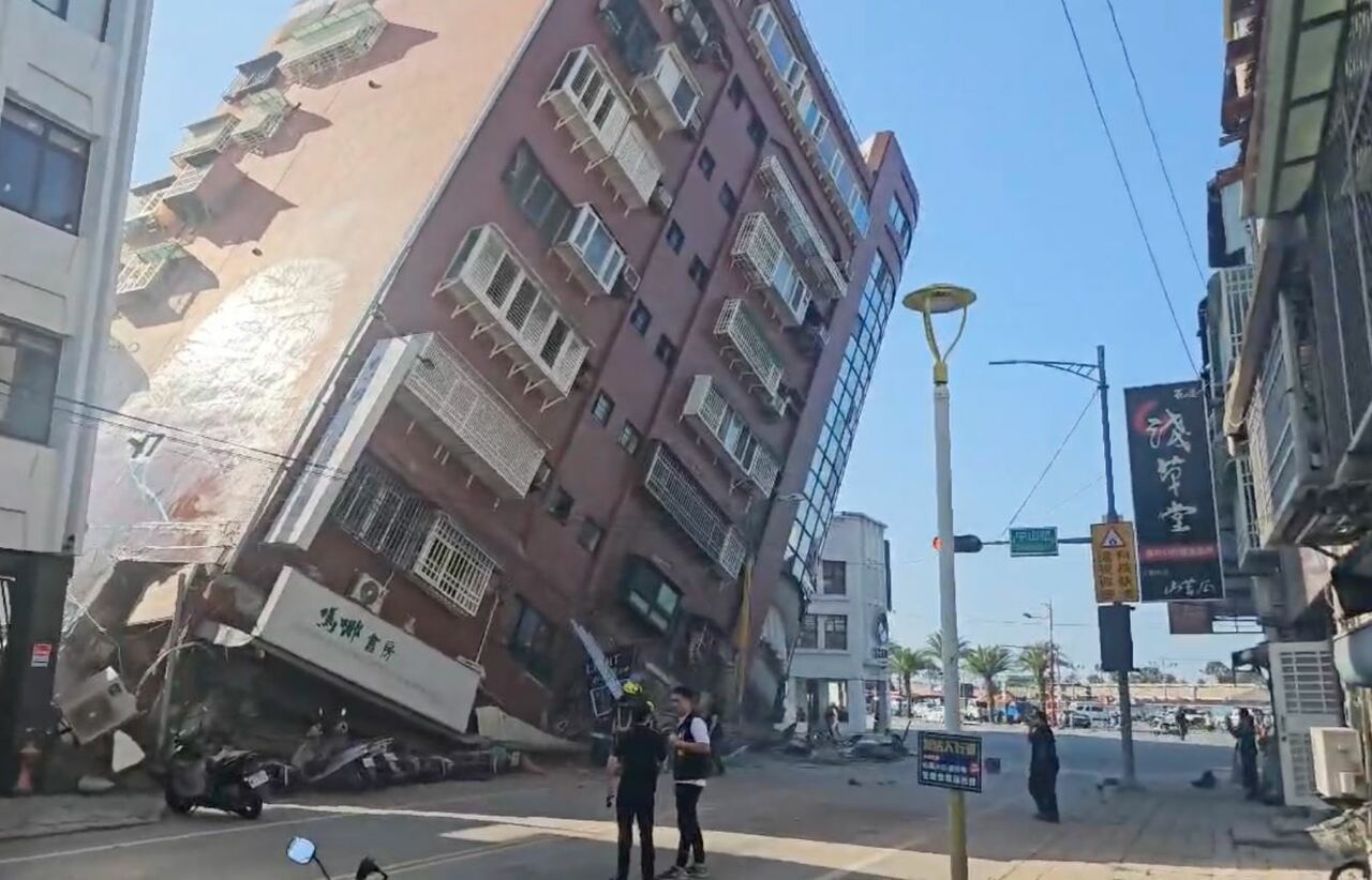 Taiwan, terremoto di magnitudo 7.4, ci sono morti e feriti: paura tsunami anche in Giappone e Filippine