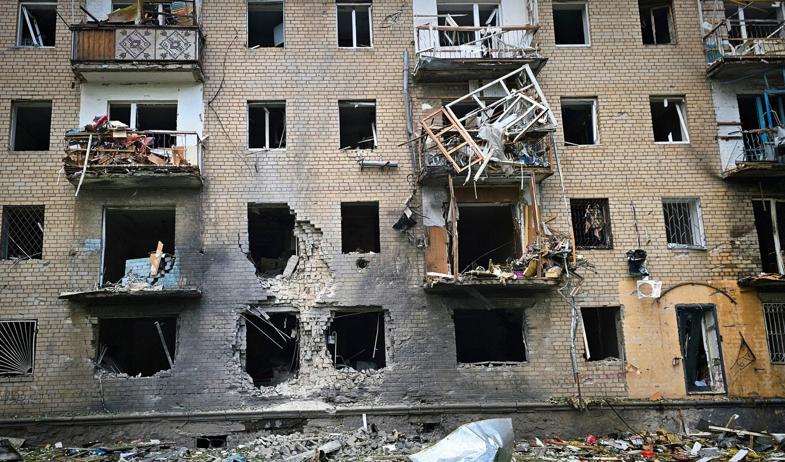 L'Ucraina dice di aver frenato l'offensiva della Russia a Kharkiv ma Mosca sostiene che l'attacco continua