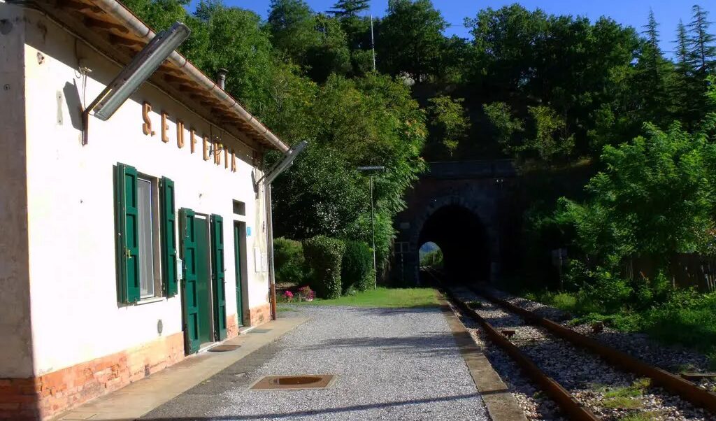Storia triste della piccola stazione ferroviaria di Sant'Eufemia che Rfi non vuole salvare