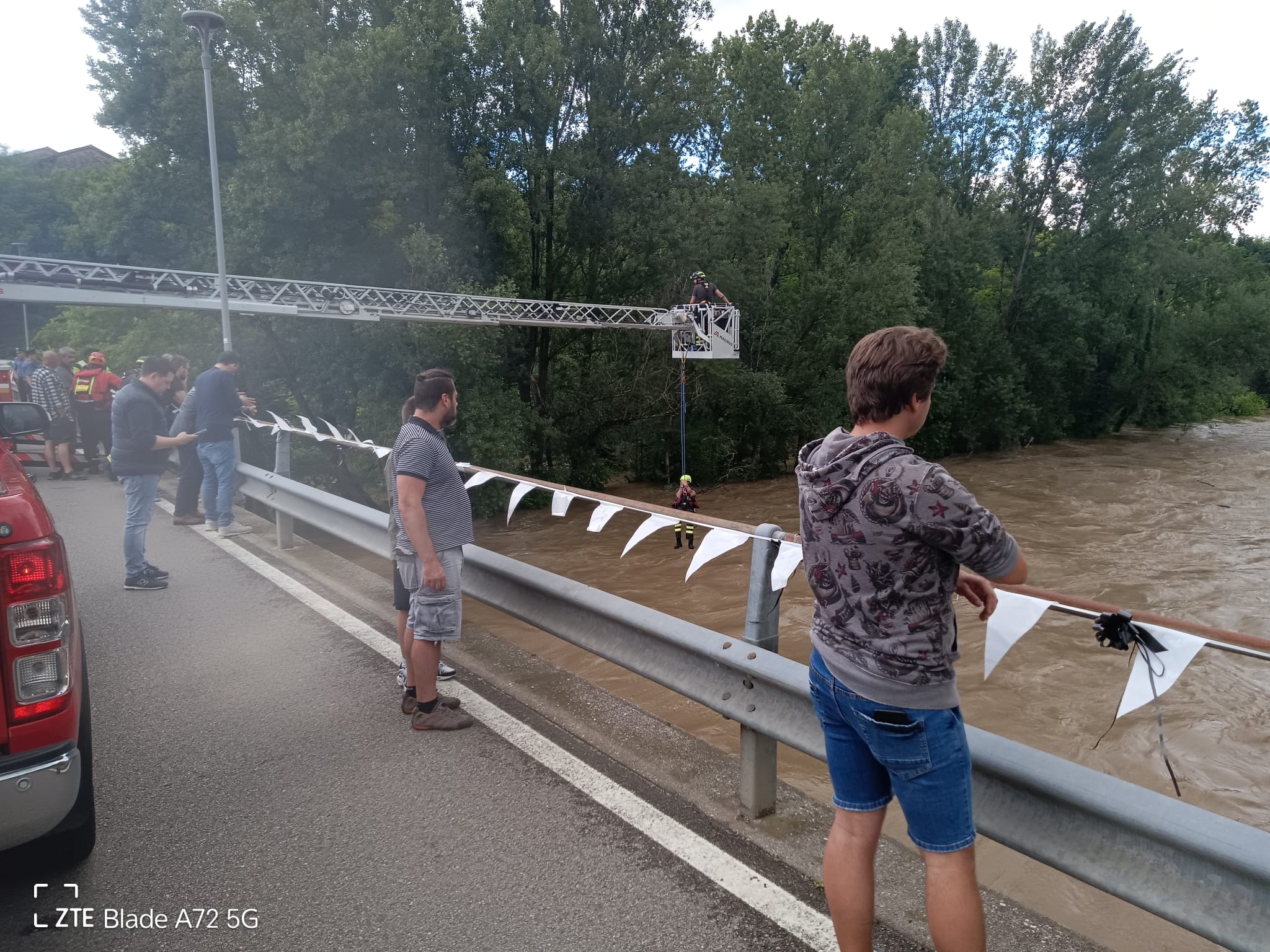 Tre giovani dispersi in Friuli: un ragazzo e due ragazze travolti dalla piena del fiume Natisone
