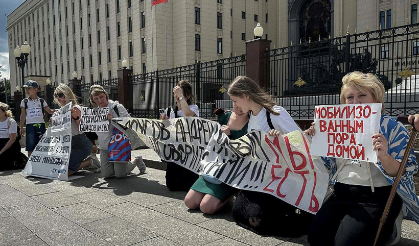 Screenshot 2024-06-04 alle 15.26.54 A Mosca mogli e madri dei soldati mandati in Ucraina protestano contro la durata del servizio militare