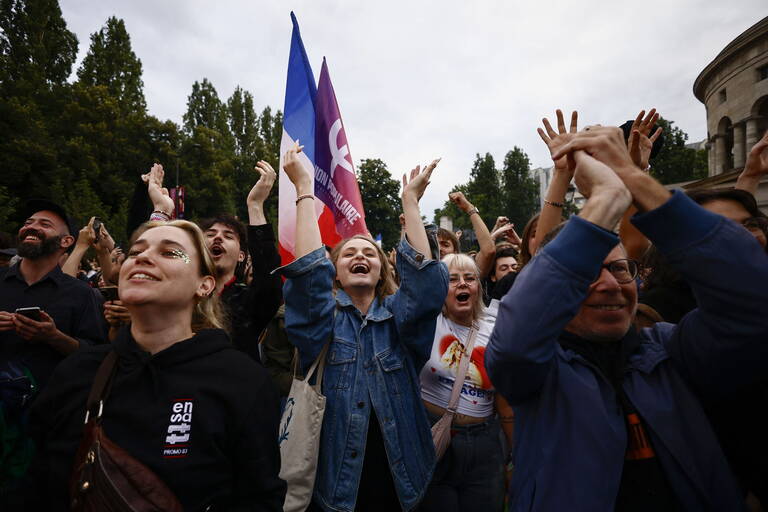 Melenchon esulta: "Ora il Nuovo Fronte popolare deve governare, Macron ci dia l'incarico" Melenchon esulta: "Ora il Nuovo Fronte popolare deve governare, Macron ci dia l'incarico"