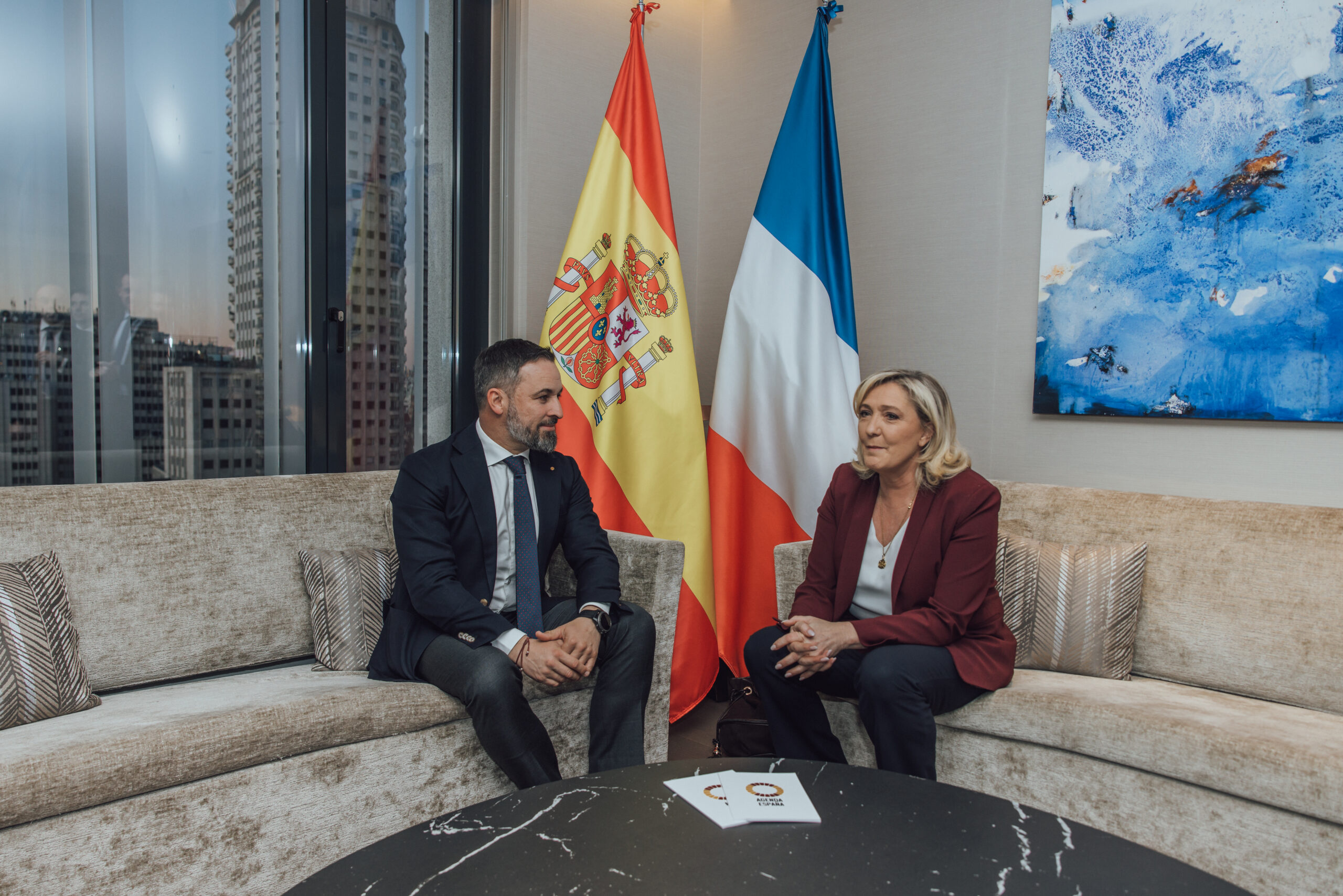 Le Pen avanza e l'estrema destra xenofoba e anti-europea esulta