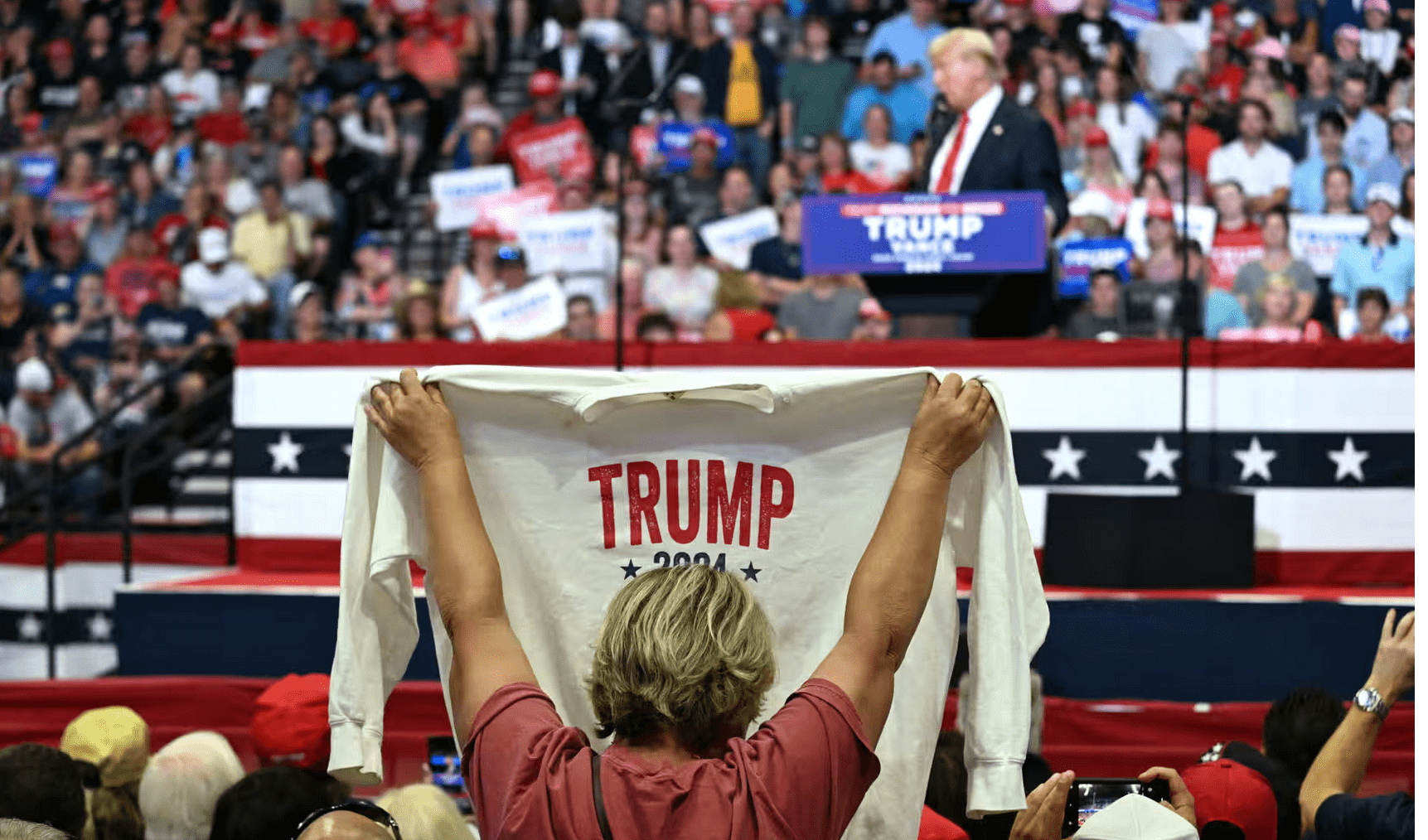 Trump dice di essere vivo 'per grazia di Dio' e rilancia le teorie complottiste cariche di odio contro i migranti