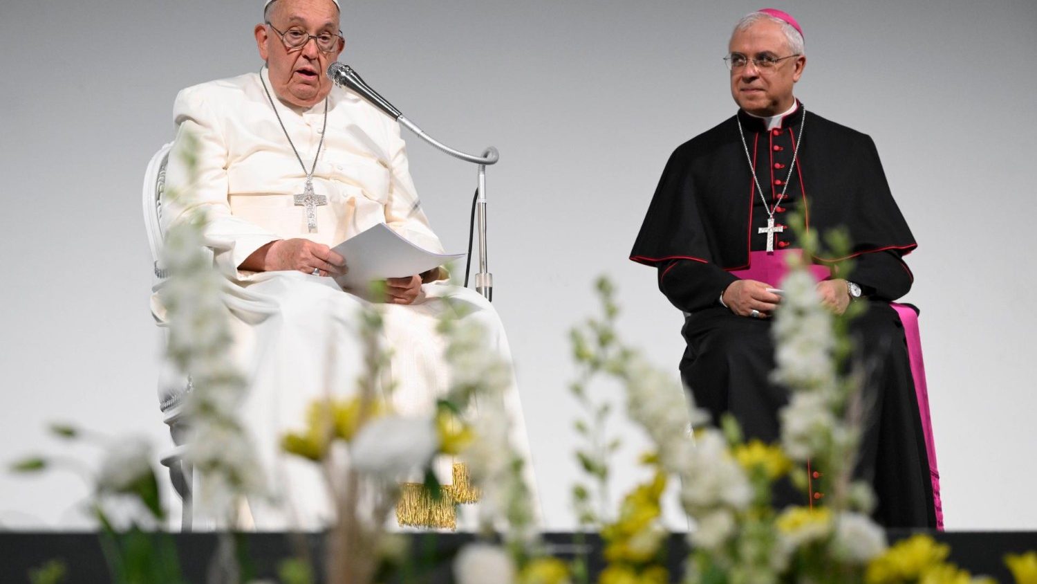 Francesco scuote la platea e dice che l'indifferenza è il cancro della democrazia
