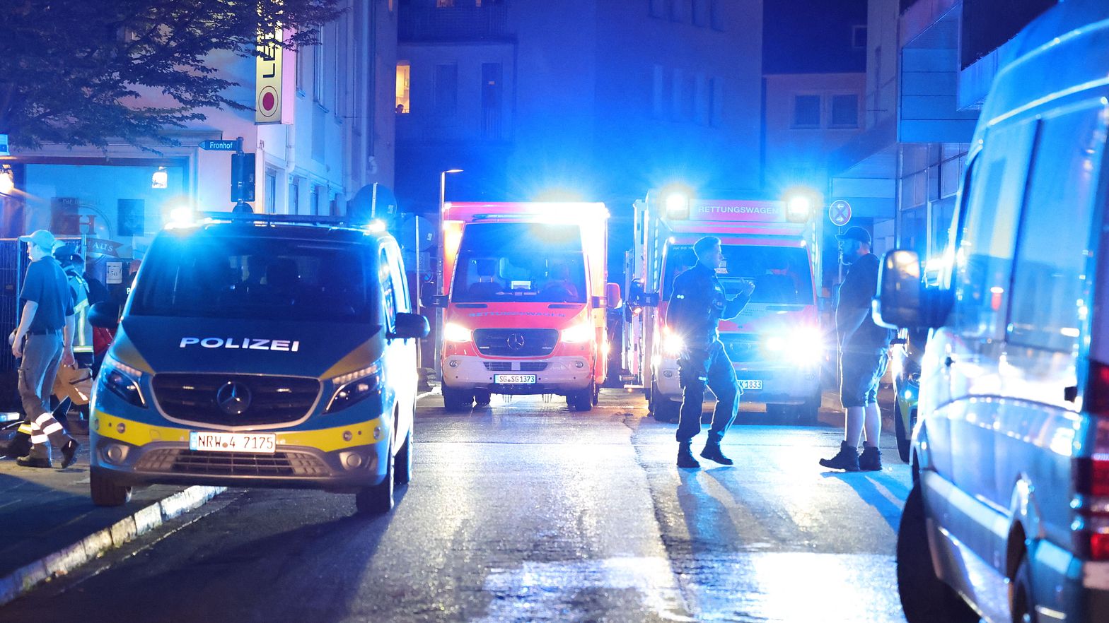 Un uomo accoltella decine di persone in strada al festival di Solingen: almeno tre morti e molti feriti gravi Un uomo accoltella decine di persone in strada al festival di Solingen: almeno tre morti e molti feriti gravi