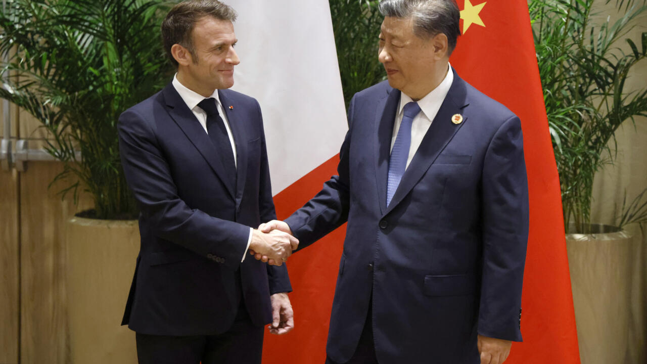 Macron chiede a Xi Jinping di usare il tutto il suo peso su Putin perché fermi gli attacchi all'Ucraina Macron chiede a Xi Jinping di usare il tutto il suo peso su Putin perché fermi gli attacchi all'Ucraina