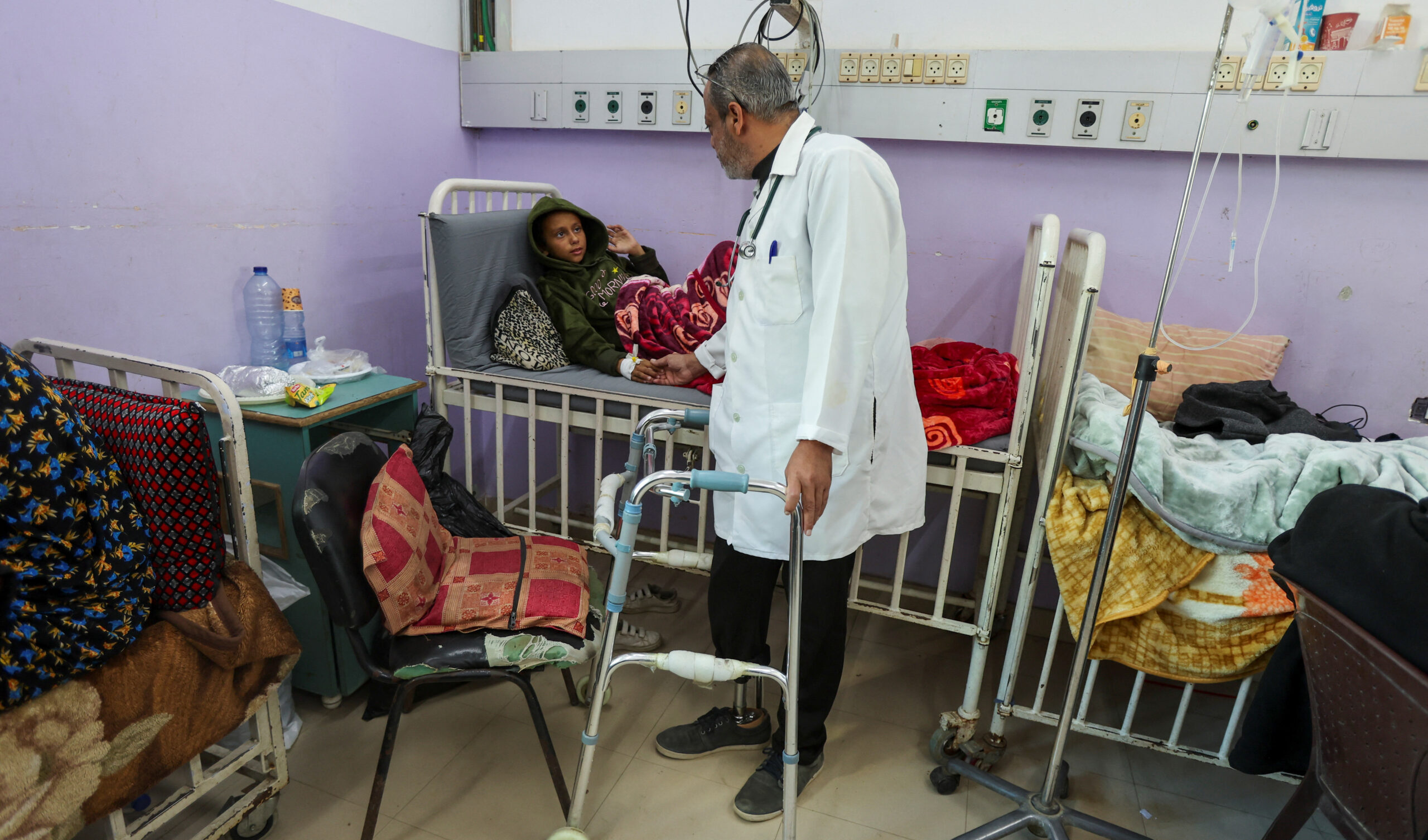 Gaza: il medico con la gamba amputata per le bombe israeliane torna al lavoro con una protesi Gaza: il medico con la gamba amputata per le bombe israeliane torna al lavoro con una protesi