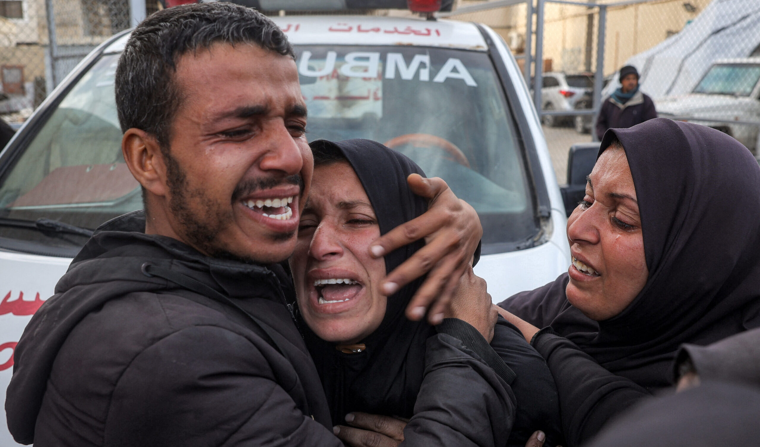Gaza, Israele uccide altri 28 palestinesi tra cui un paramedico e una scuola per rifugiati