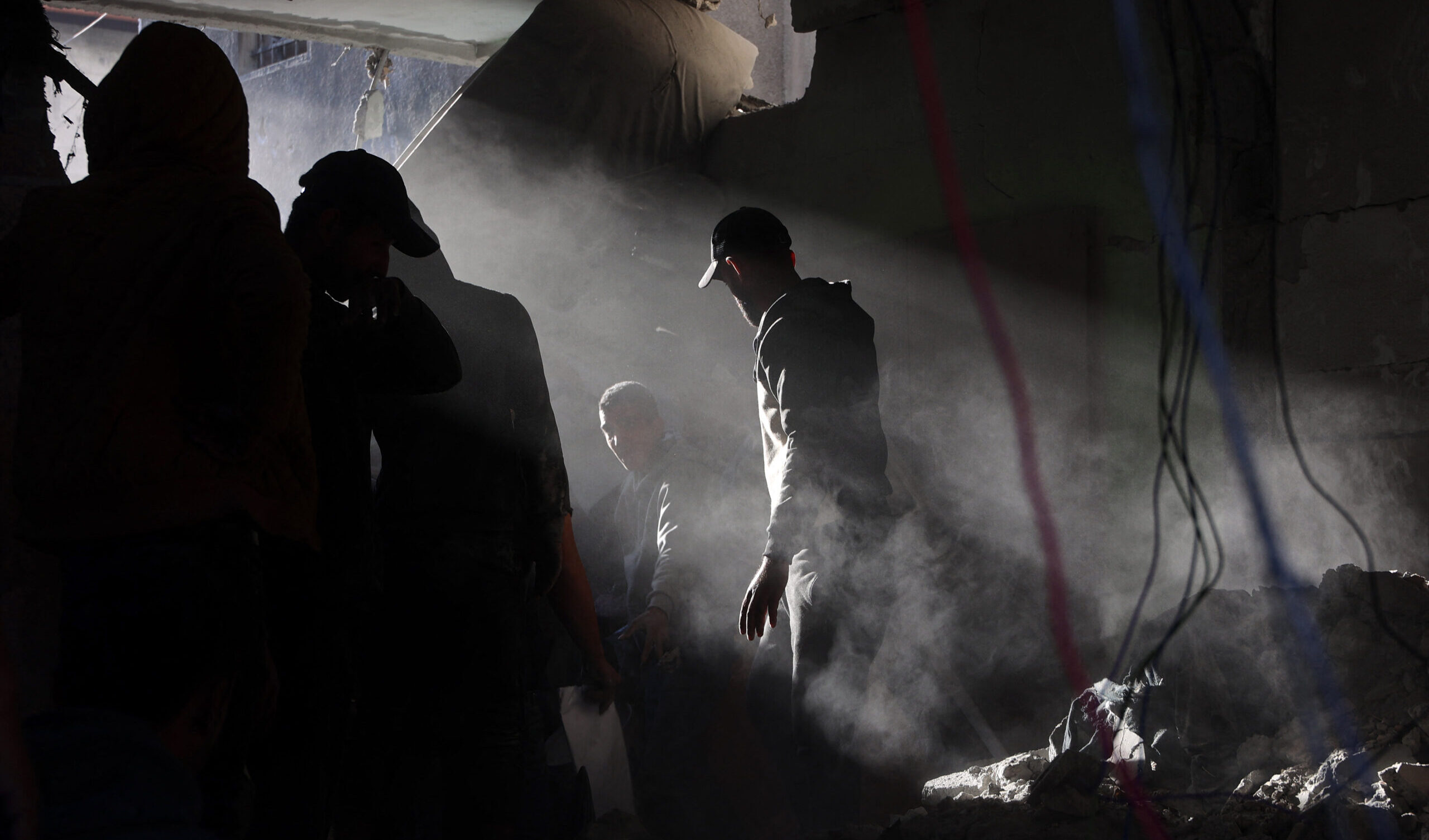 Gaza, altri 26 palestinesi uccisi dalle bombe israeliane: 5 erano sfollati in una scuola Gaza, altri 26 palestinesi uccisi dalle bombe israeliane: 5 erano sfollati in una scuola