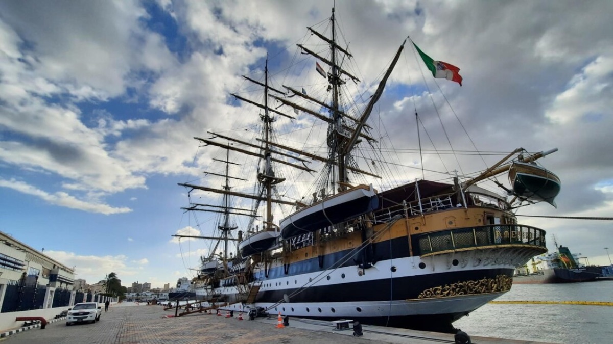 Banksy triestino attende la Amerigo Vespucci Un’opera per il ritorno dell’Amerigo Vespucci
