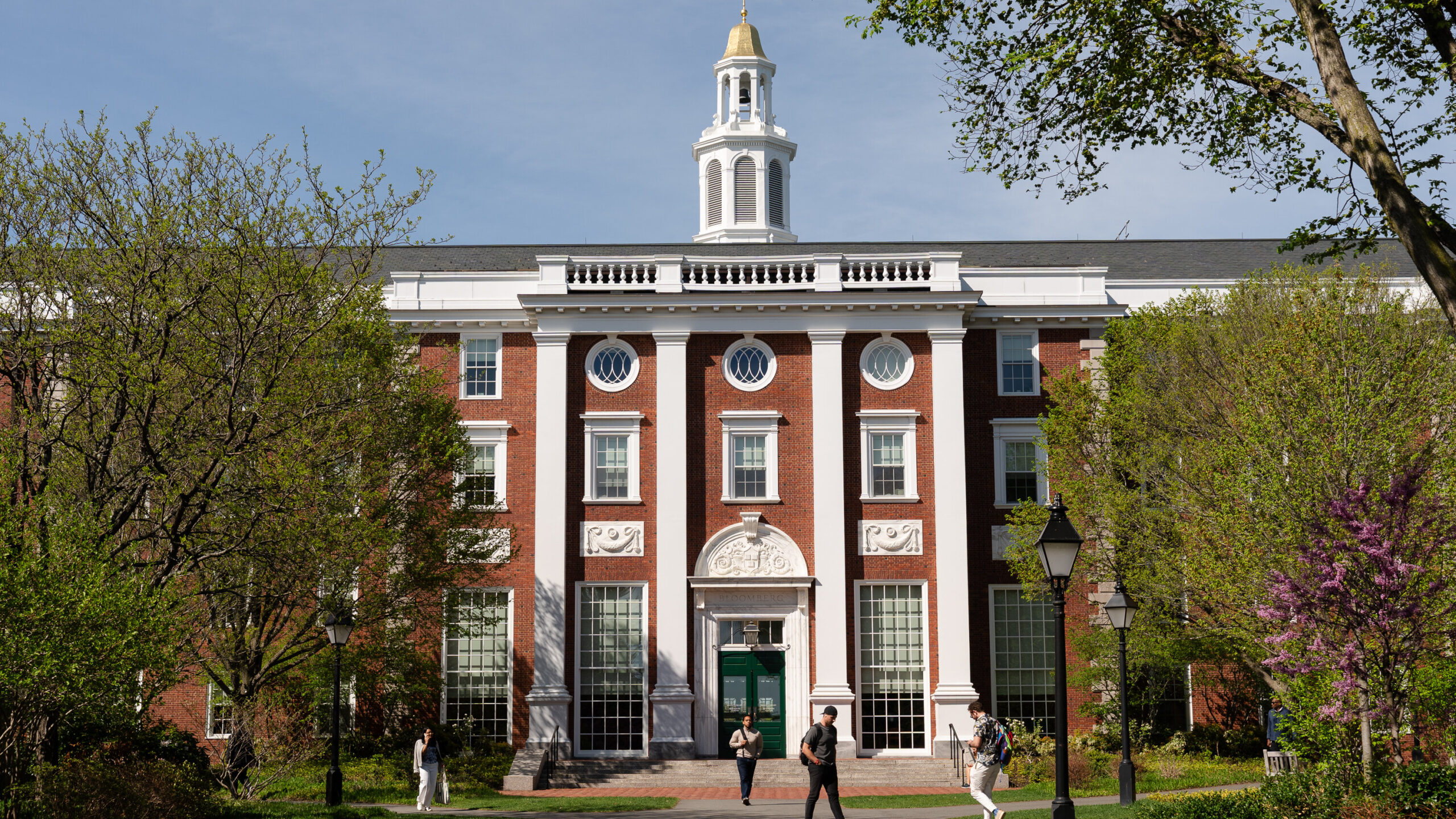 Una giudice blocca il divieto di Trump che impediva a Harvard di accettare studenti internazionali