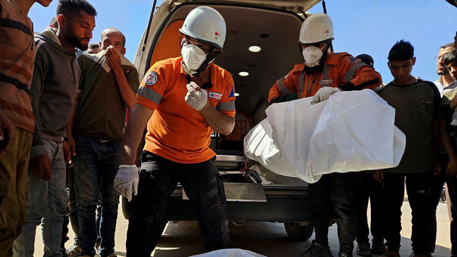 Gaza, raid israeliano sull casa di una dottoressa: uccisi e bruciati dalle bombe nove dei suoi dieci figli