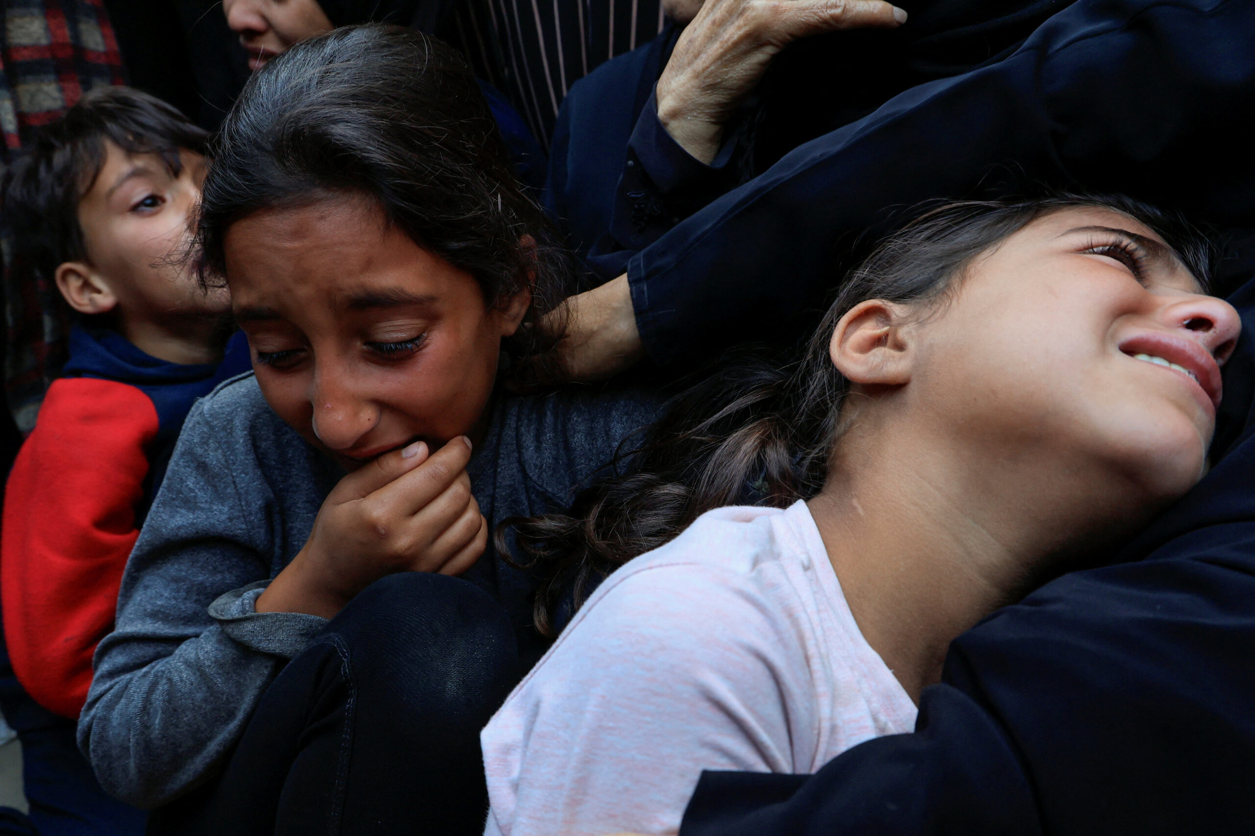 Gaza, altra notte di inferno: decine di morti negli attacchi aerei israeliani mentre la crisi umanitaria si aggrava