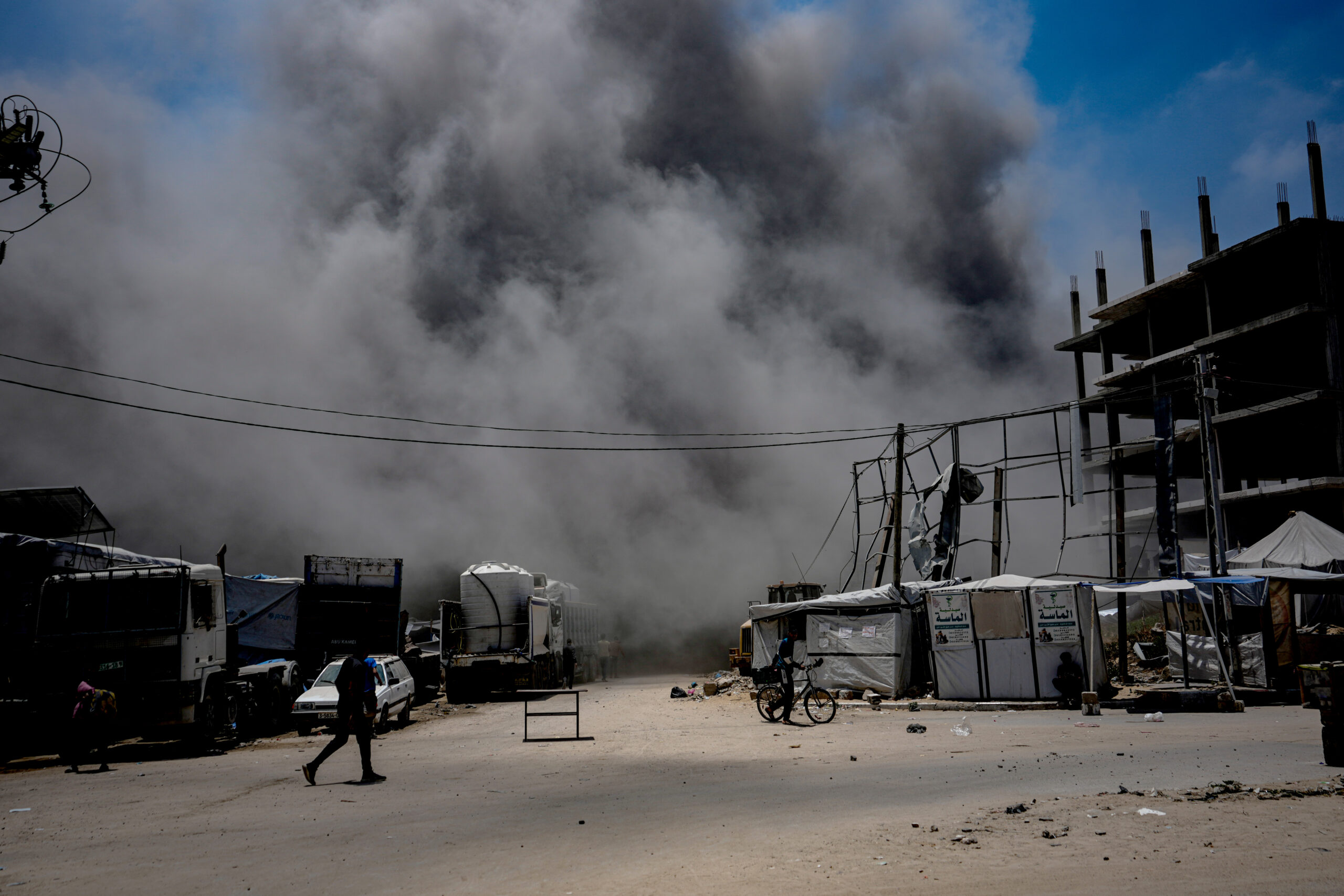 Gaza, altra notte d'inferno: 76 morti sotto le bombe israeliane e tra loro ancora bambini