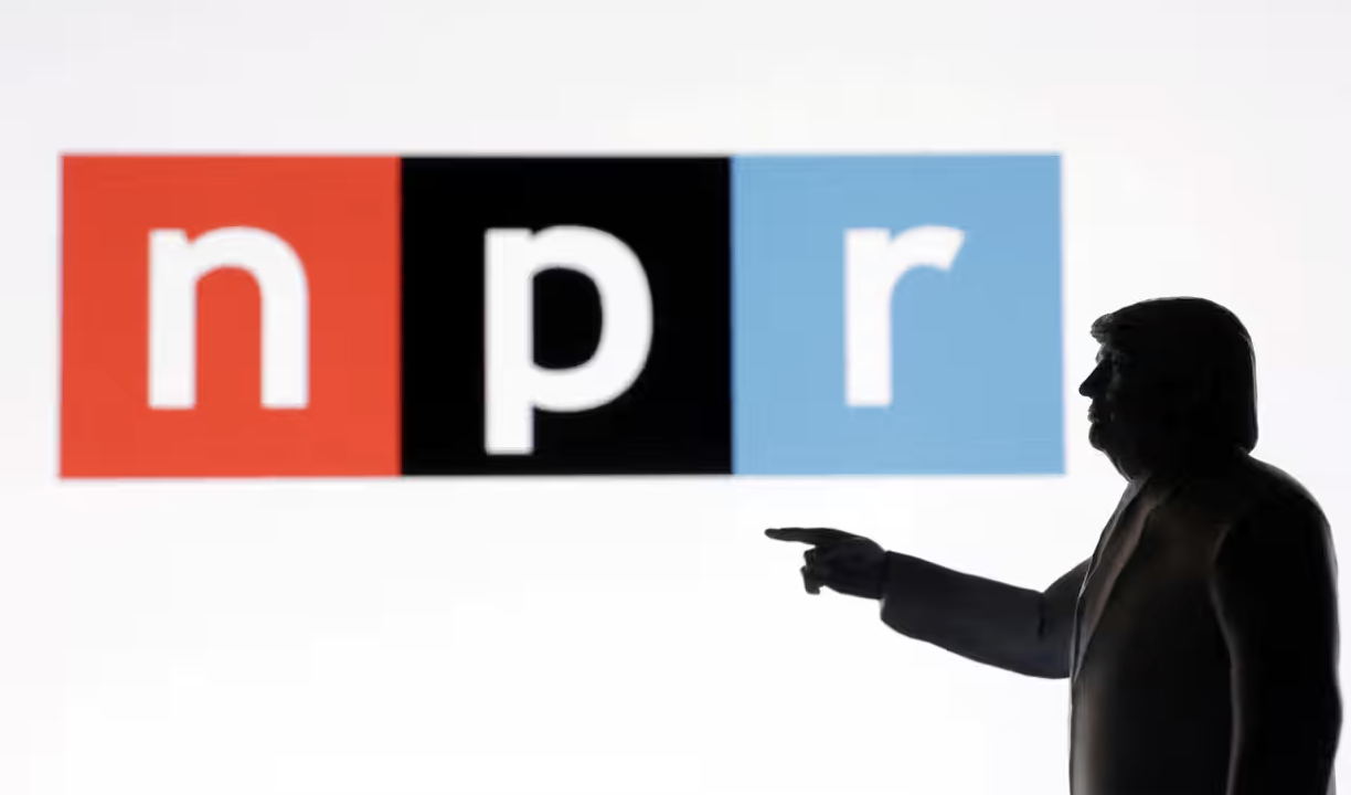 Trump firma un ordine esecutivo per tagliare i fondi alle emittenti pubbliche: nuovo attacco alla stampa libera