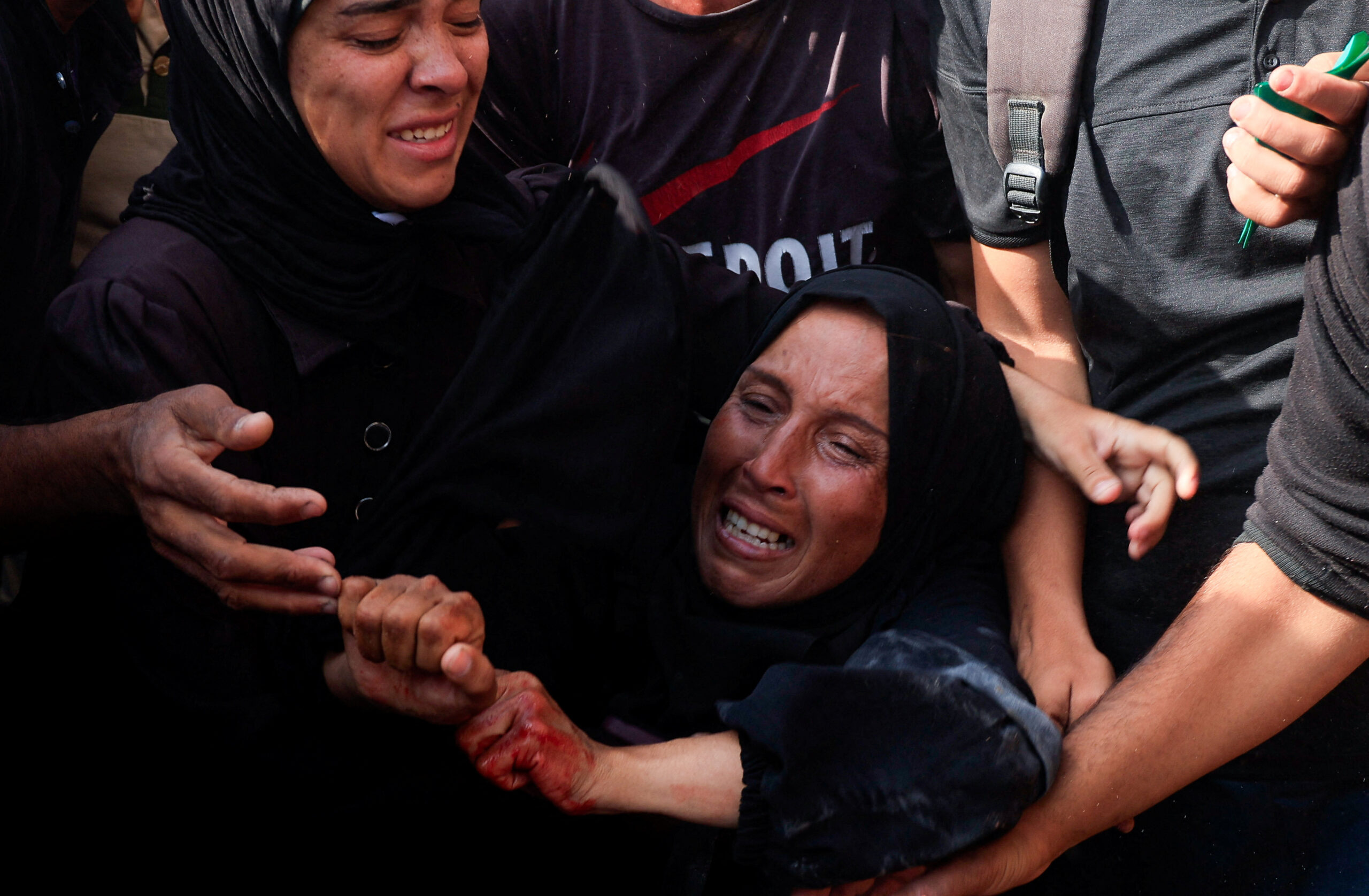 Se siete scioccati dagli israeliani che picchiano un arabo come fate a non essere scioccati dal genocidio