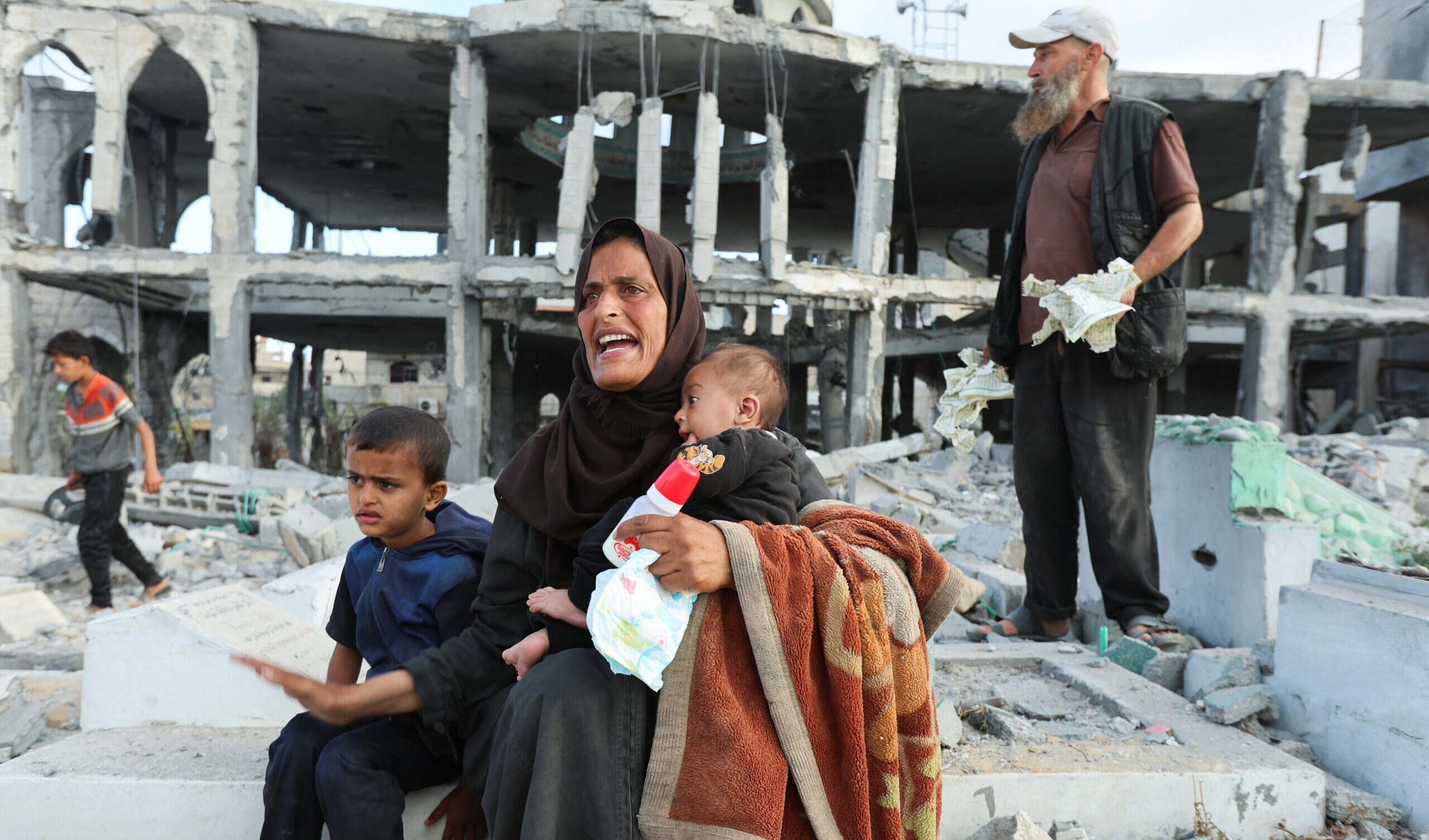 Gaza: Israele distrugge l’unico centro di dialisi, cresce l’indignazione per le uccisioni nei centri aiuti