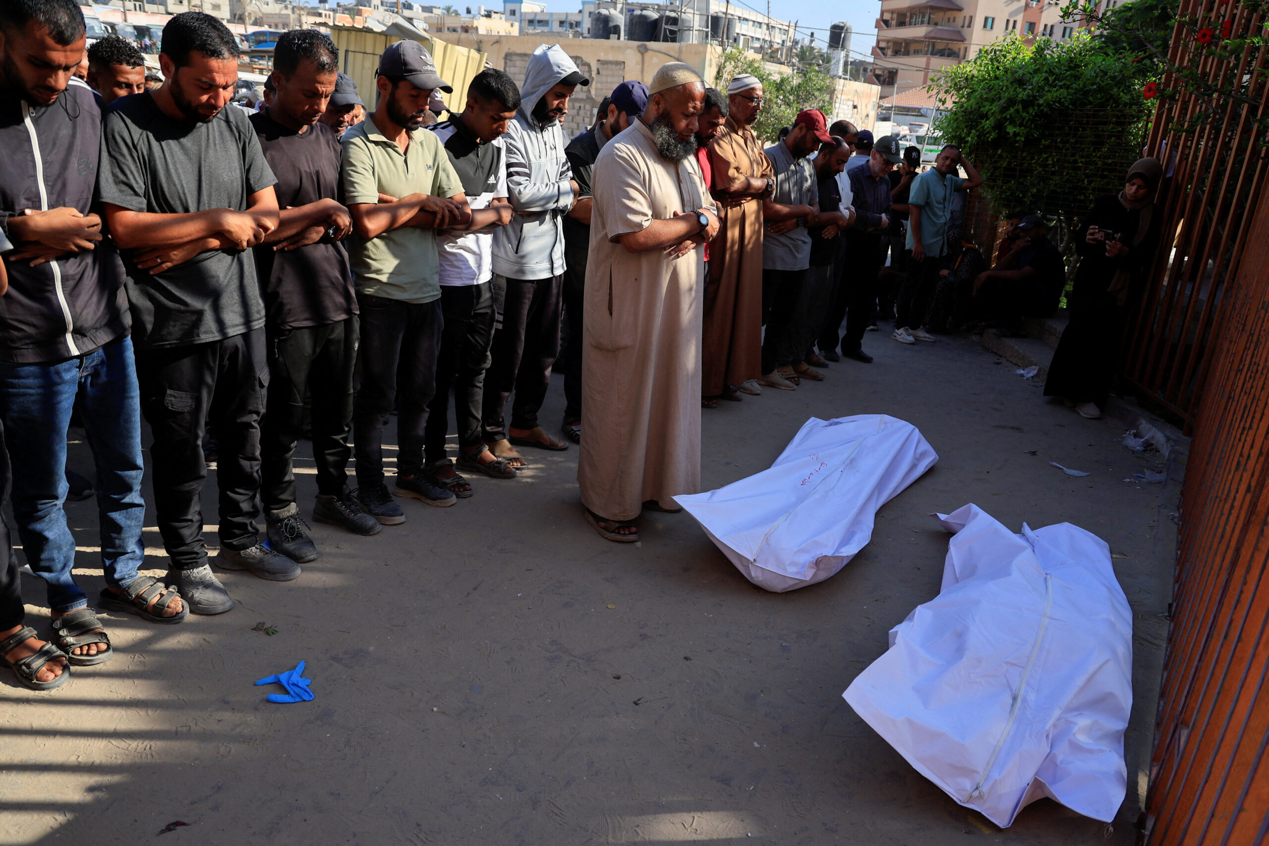 Gaza nuove stragi israeliane: 20 palestinesi uccisi, tra loro bambini e persone che cercavano aiuti