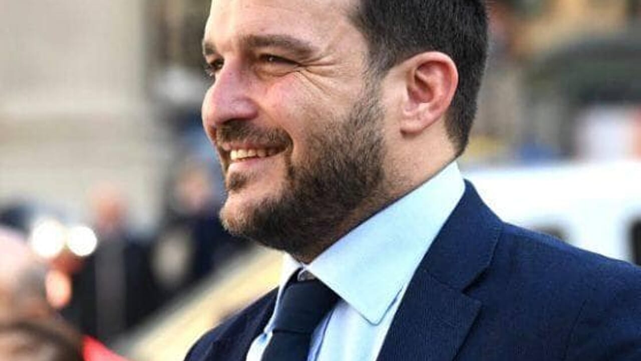 Gambino si autosospende da FdI: indagato per i dossieraggi contro Silvia Salis prima del voto