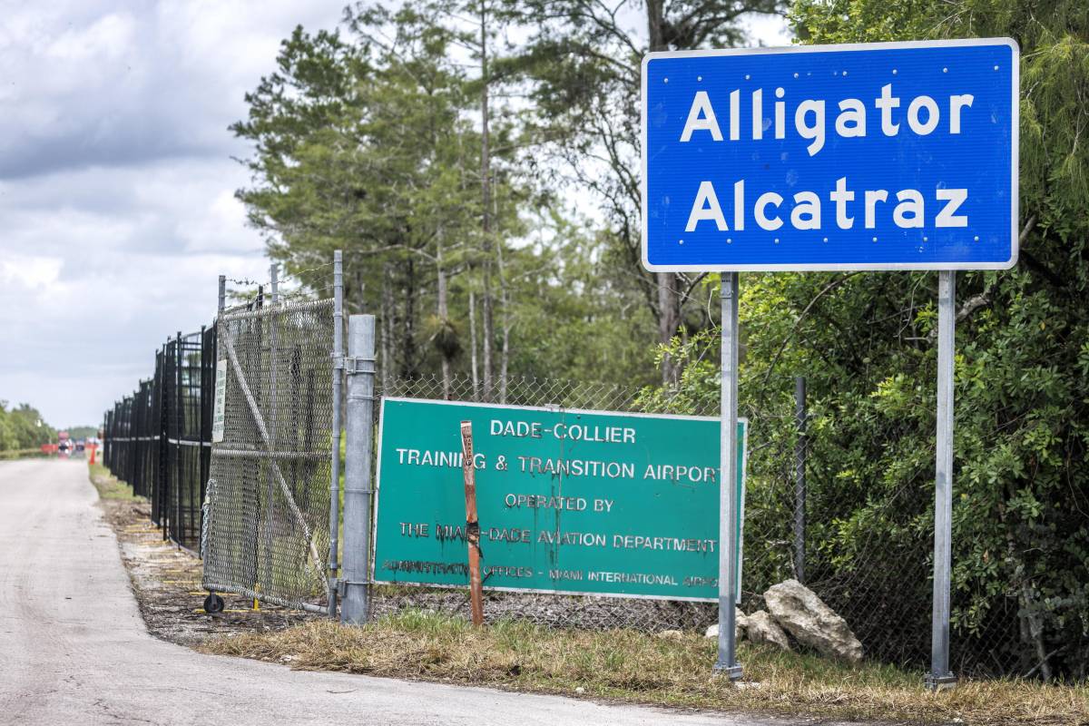 Due italiani detenuti nel centro migranti “Alligator Alcatraz” in Florida in attesa di espulsione: le vergogne di Trump
