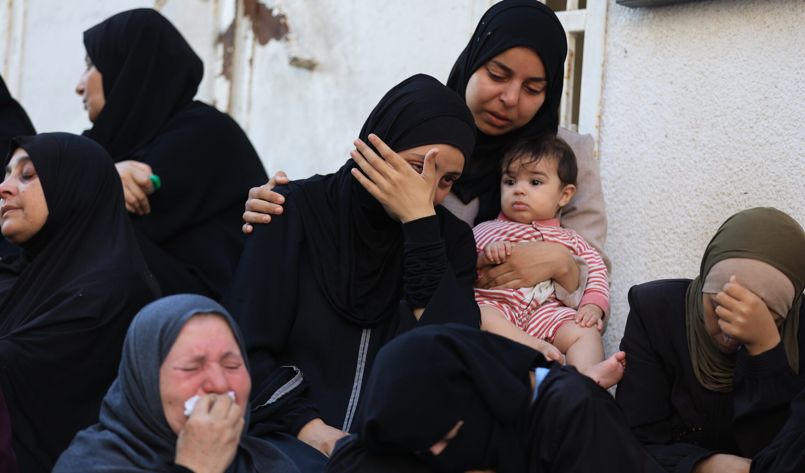 Gaza, 32 palestinesi uccisi oggi dai raid israeliani: tra le vittime un medico e tre dei suoi figli