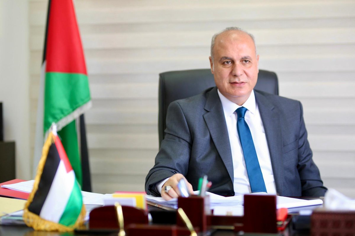 Coloni armati aggrediscono il ministro palestinese della Cultura e gli confiscano documenti e telefono Coloni armati aggrediscono il ministro palestinese della Cultura e gli confiscano documenti e telefono