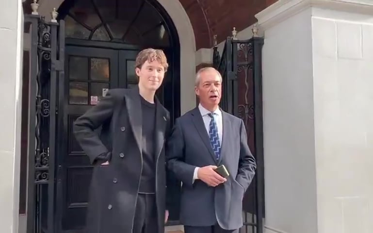 L'influencer di Farage dice che Londra sbagliò a combattere nazisti e Hitler: doveva rimanere neutrale