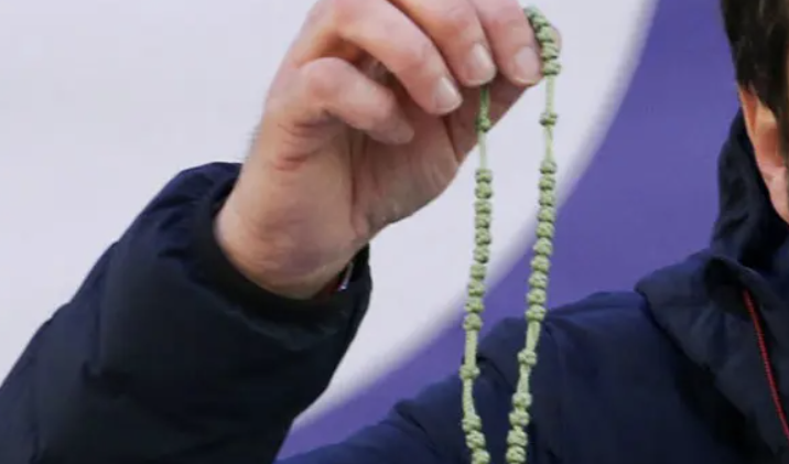 L'inutilità del 'cristianesimo borghese' che sbandiera rosari in pubblico ma persegue egoismo e ingiustizia