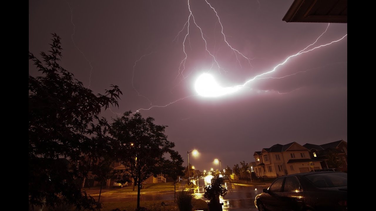 Un fulmine anomalo squarcia il cielo dopo il temporale: l'episodio a Bettolle