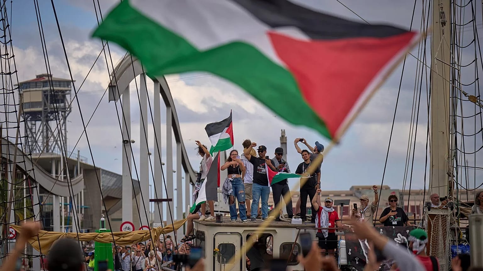 Flotilla per Gaza, i parlamentari italiani a bordo: Pd e M5s chiedono protezione contro le minacce israeliane