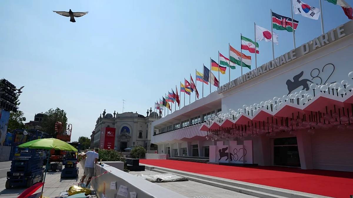 Venezia82, settimo giorno: biopic, film sulla minaccia atomica e il bianco e nero che sembra tornato di moda