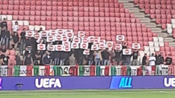 Tifosi italiani di estrema destra voltano le spalle all'inno di Israele e insultano Ilaria Salis