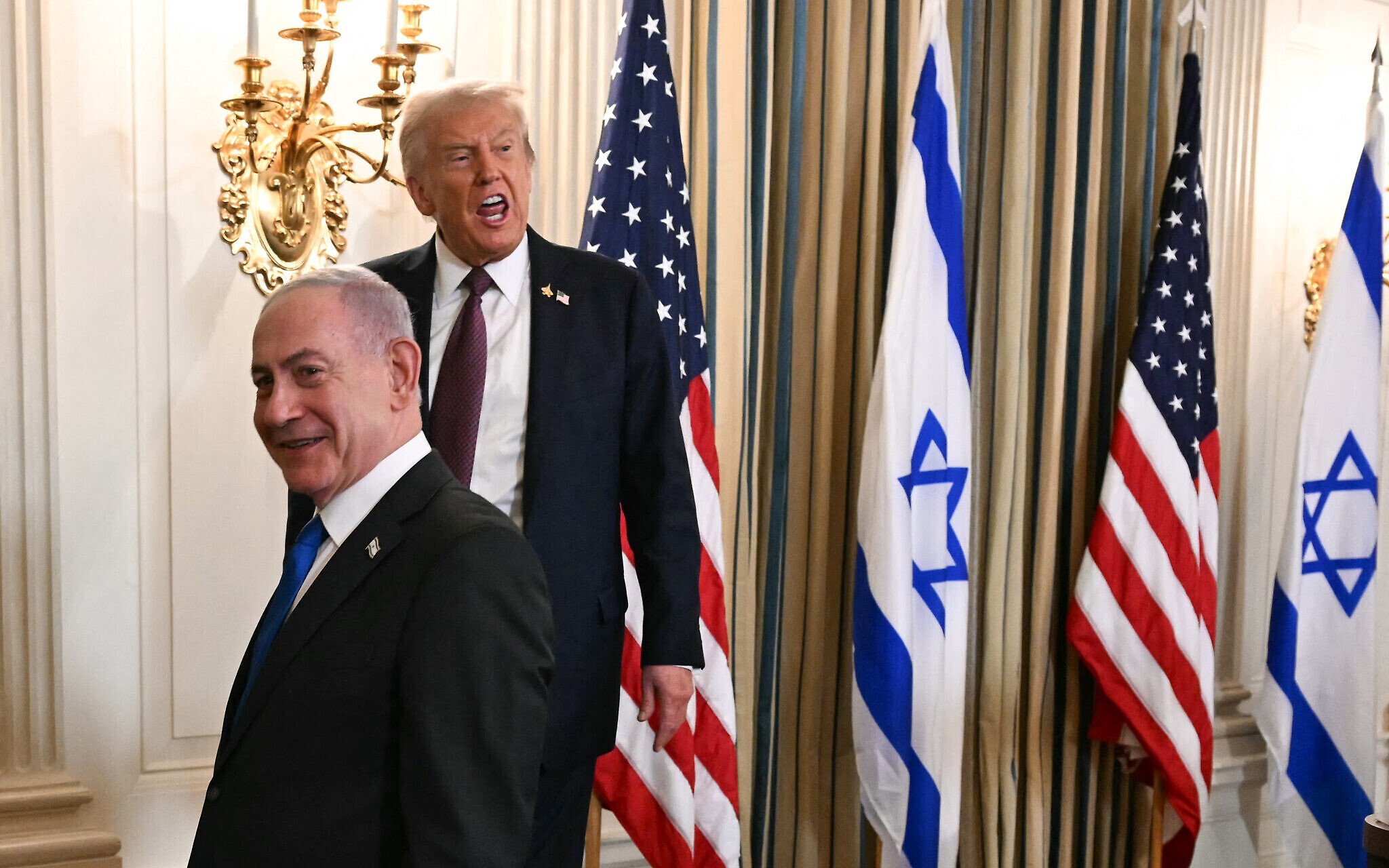 Trump si autonomina capo del governo provvisorio di Gaza nel piano di pace con Netanyahu che minaccia Hamas