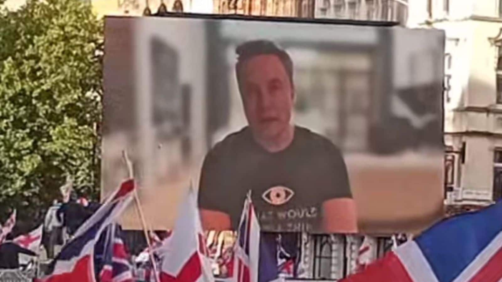 Elon Musk arringa via video la folla razzista della marcia “Unite the Kingdom”