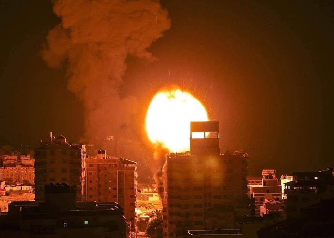 Assalto israeliano senza precedenti: 37 attacchi nella notte colpiscono Gaza City in venti minuti